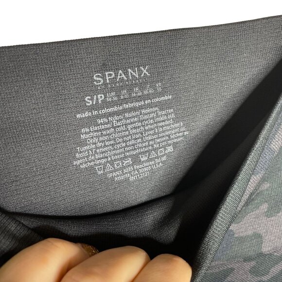 Spanx Look at Me Now Seamless Cropped Leggings Size Small Black Camo - Picture 5 of 6